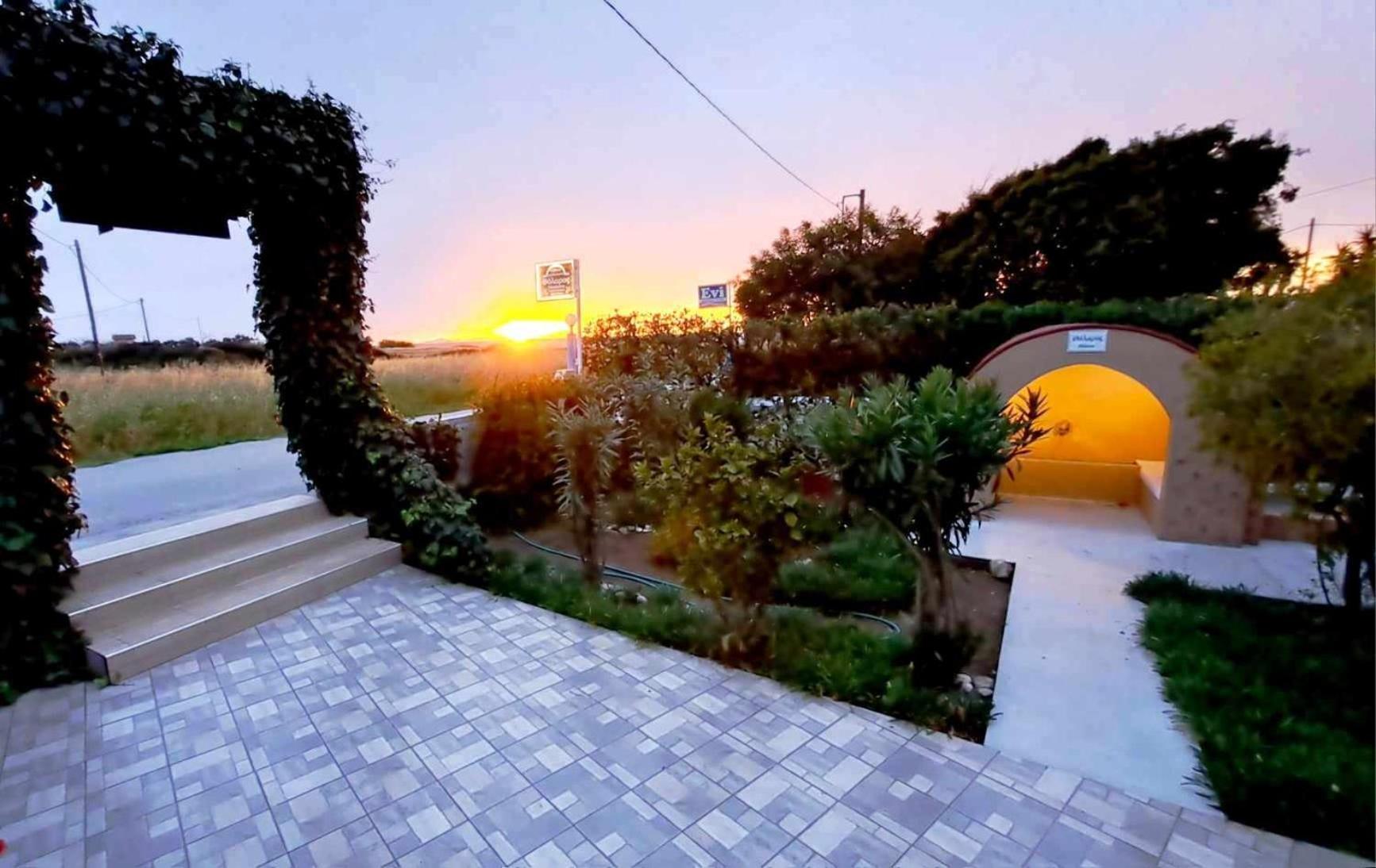 Evi Apartments And Studios เธโอโลกอส ภายนอก รูปภาพ