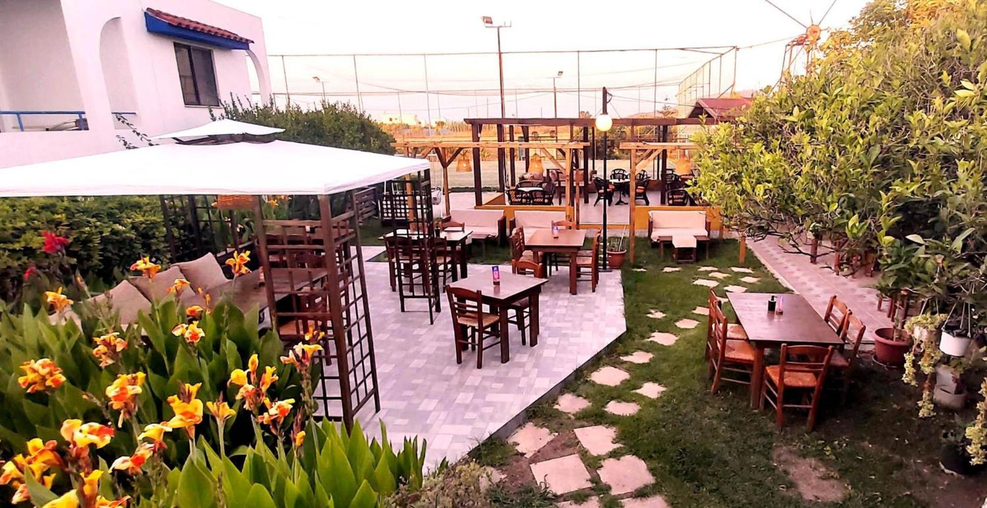 Evi Apartments And Studios เธโอโลกอส ภายนอก รูปภาพ