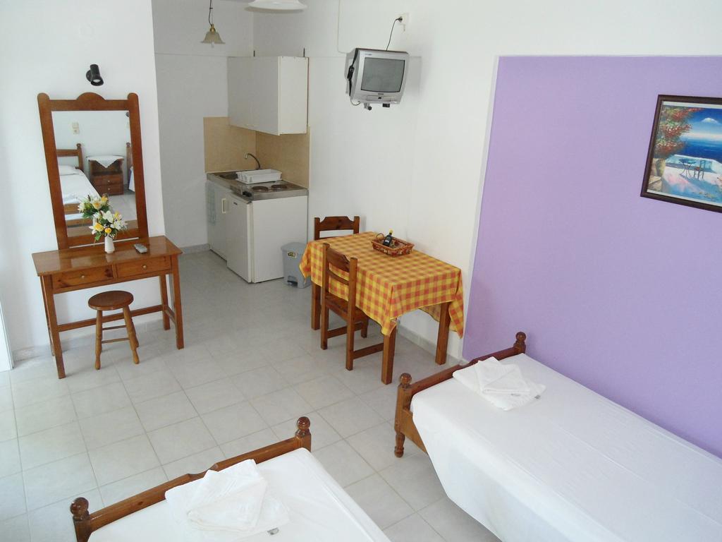 Evi Apartments And Studios เธโอโลกอส ห้อง รูปภาพ