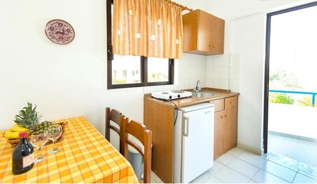 Evi Apartments And Studios เธโอโลกอส ภายนอก รูปภาพ