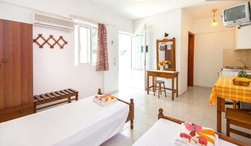Evi Apartments And Studios เธโอโลกอส ภายนอก รูปภาพ